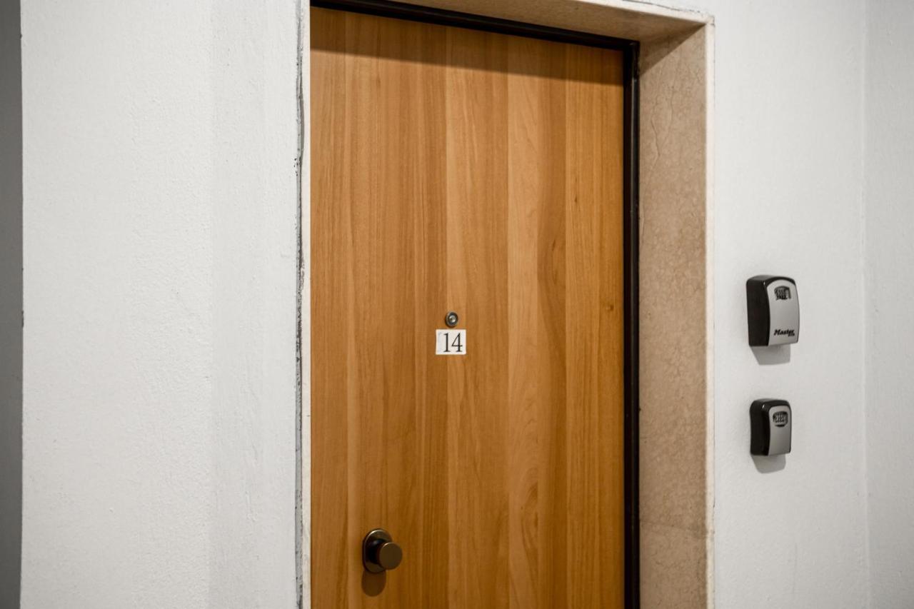 City Center Two Private Bedrooms Near Scanderbeg Square On Shared Apartment Tiranë Eksteriør bilde
